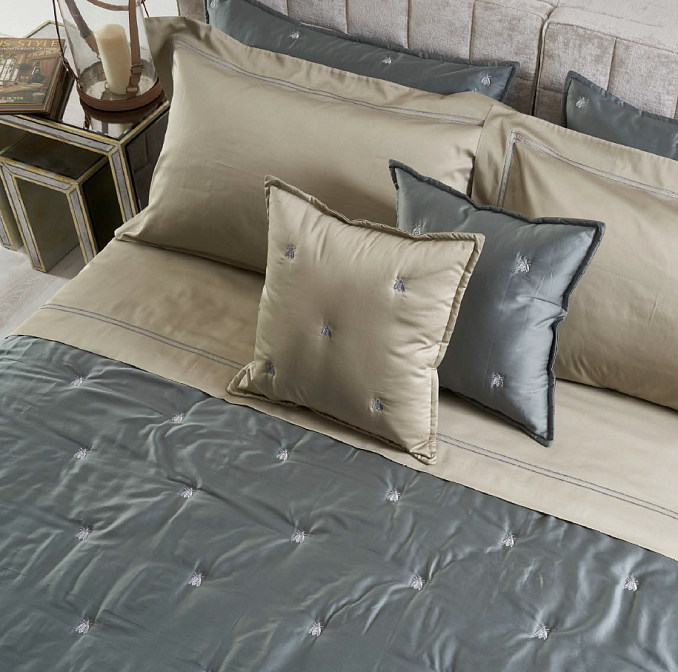 Api satin Ricami metallici светло-серое