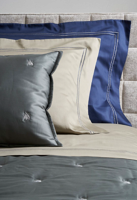 Api satin Ricami metallici светло-серое