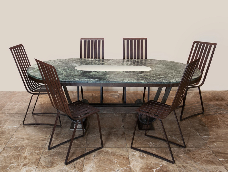 Стол с шестью стульями. Архитектор Raymond Subes