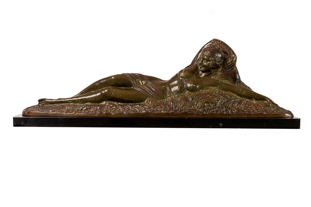 Лежащая обнаженная. Скульптор Д.Чипарус