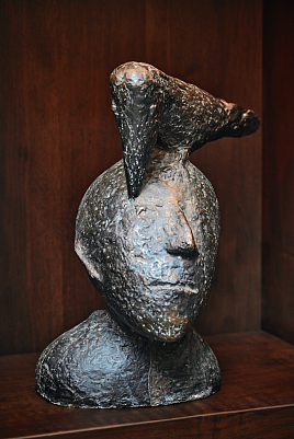 Композиция с вороной. Скульптор Л.Т. Гадаев