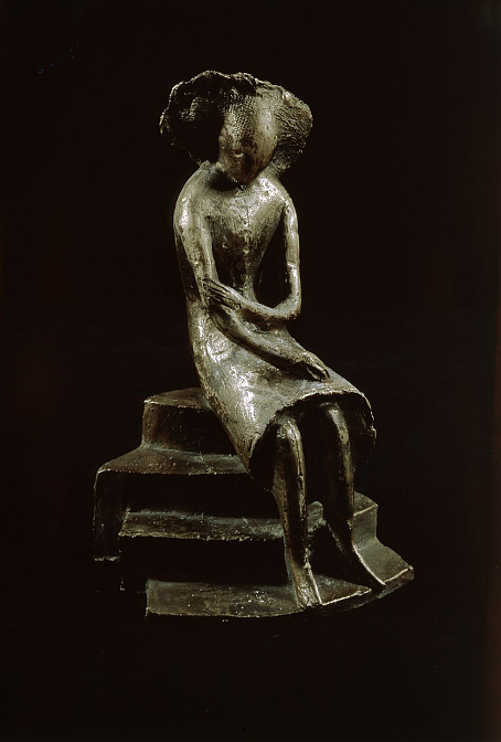 Сидящая на лестнице. Скульптор Л.Т. Гадаев