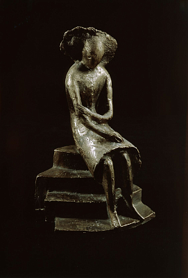 Сидящая на лестнице. Скульптор Л.Т. Гадаев