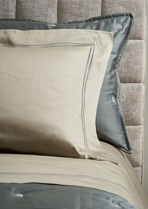 Api satin Ricami metallici светло-серое